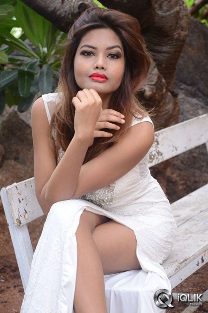 Clara-Fernandez-At-Lovers-Park-Movie-Opening